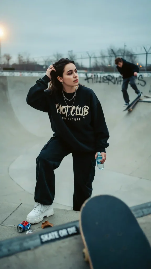 Black-Graphic-Sweatshirt-with-Dark-Blue-Baggy-Jeans-and-Platform-Sneakers Black Graphic Sweatshirt with Dark Blue Baggy Jeans and Platform Sneakers